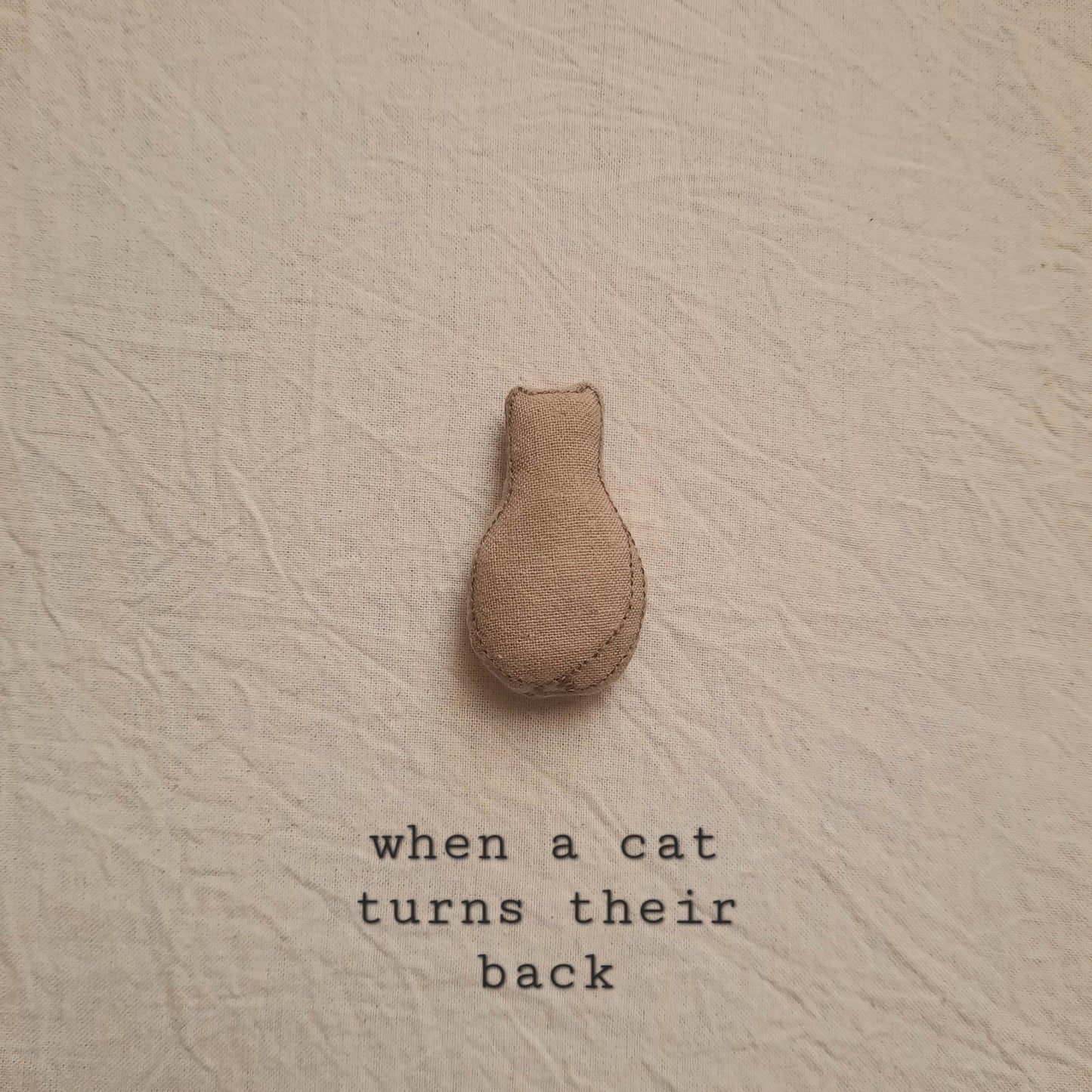 when a cat turns their back