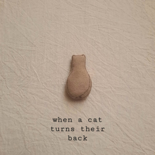 when a cat turns their back